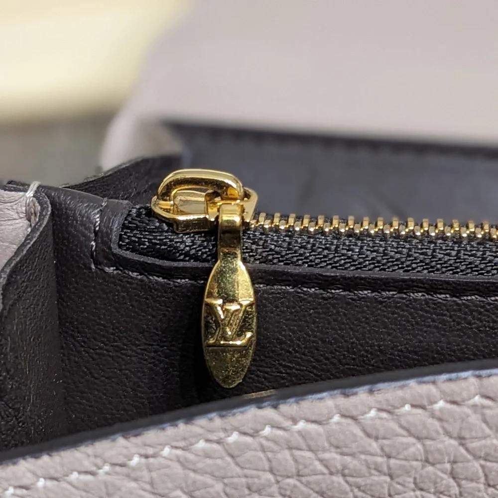 LOUIS VUITTON Capucines Wallet w/ Dust Sleeve - Picture 6 of 9